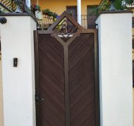 Ворота и калитка с деревянным обрамлением