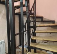 Каркас лестницы с забежными ступенями